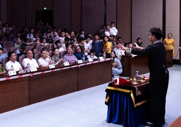 重庆高校魔术展演 华山戏法惊艳山城