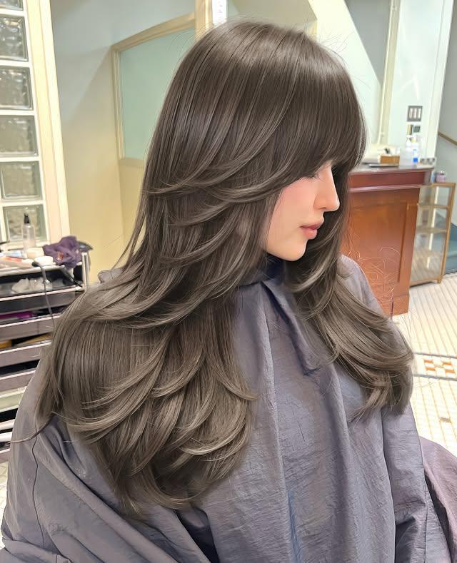 九游app：层次为骨刘海为魂！这款长发造型凭什么成为年度“颜值作弊器”