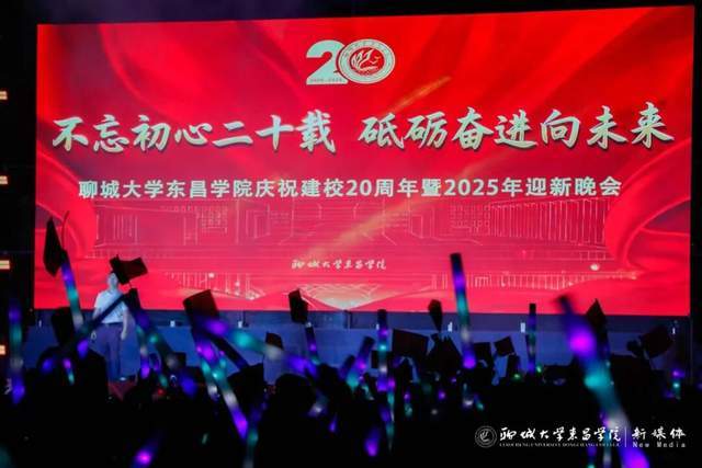 他把对母校的爱融进一副扑克牌里