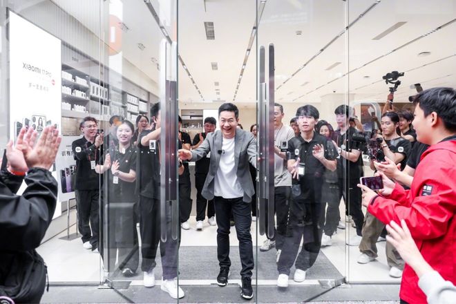 小米17开售5分钟破国产机销售纪录；Meta 研发机器人项目；国内发布「脑机接口