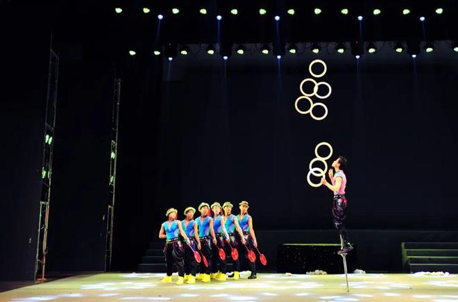 东方美学越重洋！射阳杂技《扇舞丹青•头顶技巧》亮相德国斯图加特