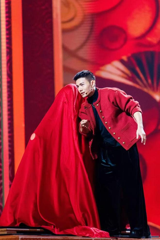 时隔四年再登春晚 魔术师邓男子坦言:搭档小尼有默契