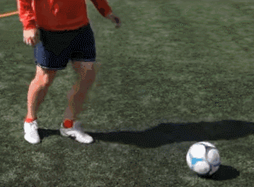 足球教学:经典克鲁伊夫转身(详细图解)